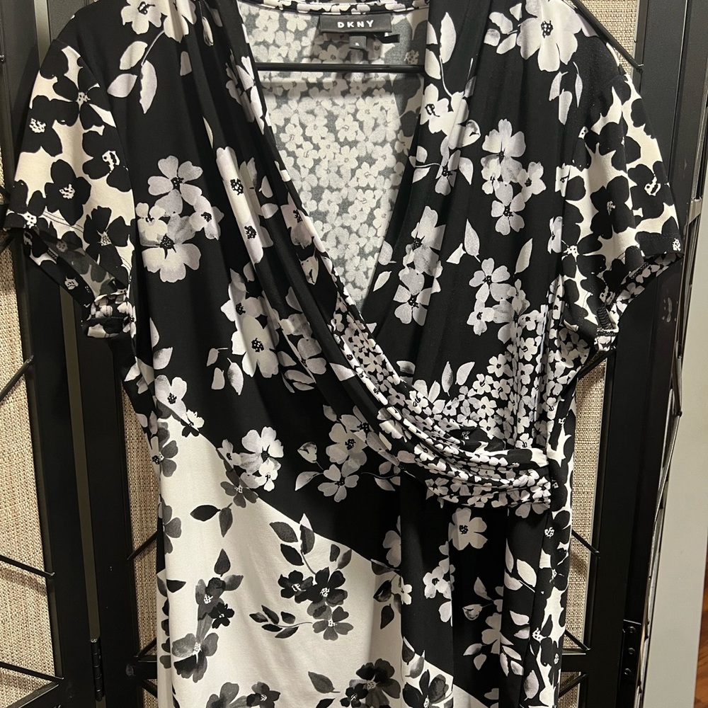 DKNY Black and White Floral Blouse XL - Very Versatile!